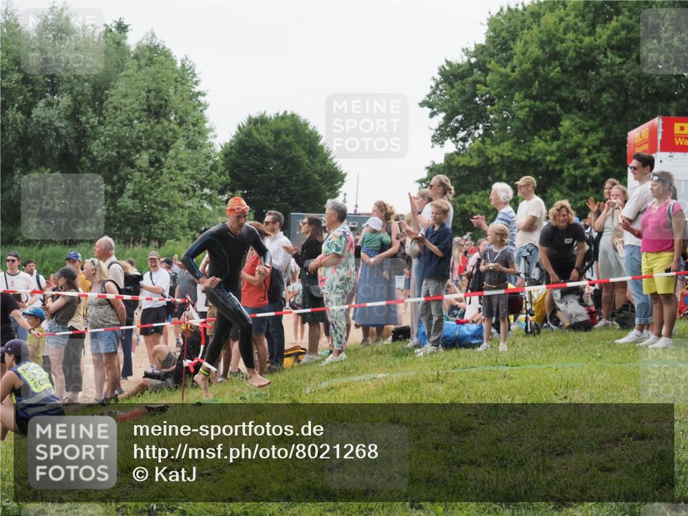 15.06.2025 - 27. Vierlanden-Triathlon KatJ http://msf.ph/oto/8021268 15.06.2025 10:52:14 Schwimmen 652, 693 meine-sportfotos.de