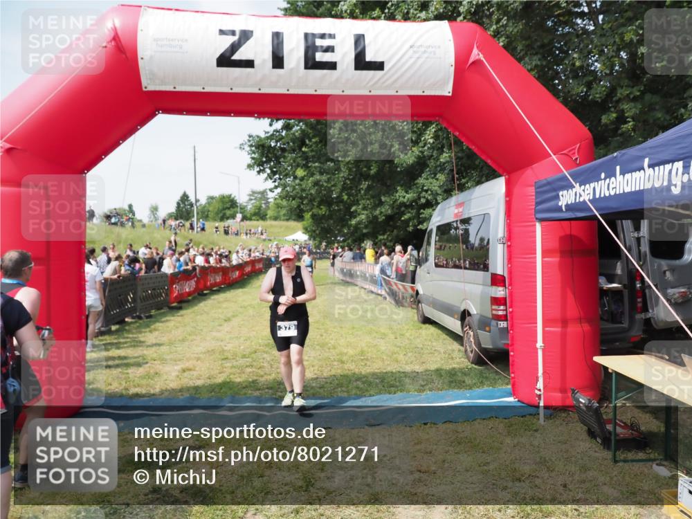 21.06.2025 - 27. Vierlanden-Triathlon MichiJ http://msf.ph/oto/8021271 15.06.2026 11:36:38 Ziel 379 meine-sportfotos.de