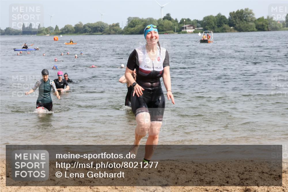15.06.2025 - 27. Vierlanden-Triathlon Lena Gebhardt http://msf.ph/oto/8021277 15.06.2025 10:18:24 Schwimmen 495, 533, 535, 568, 586, 621, 628 meine-sportfotos.de