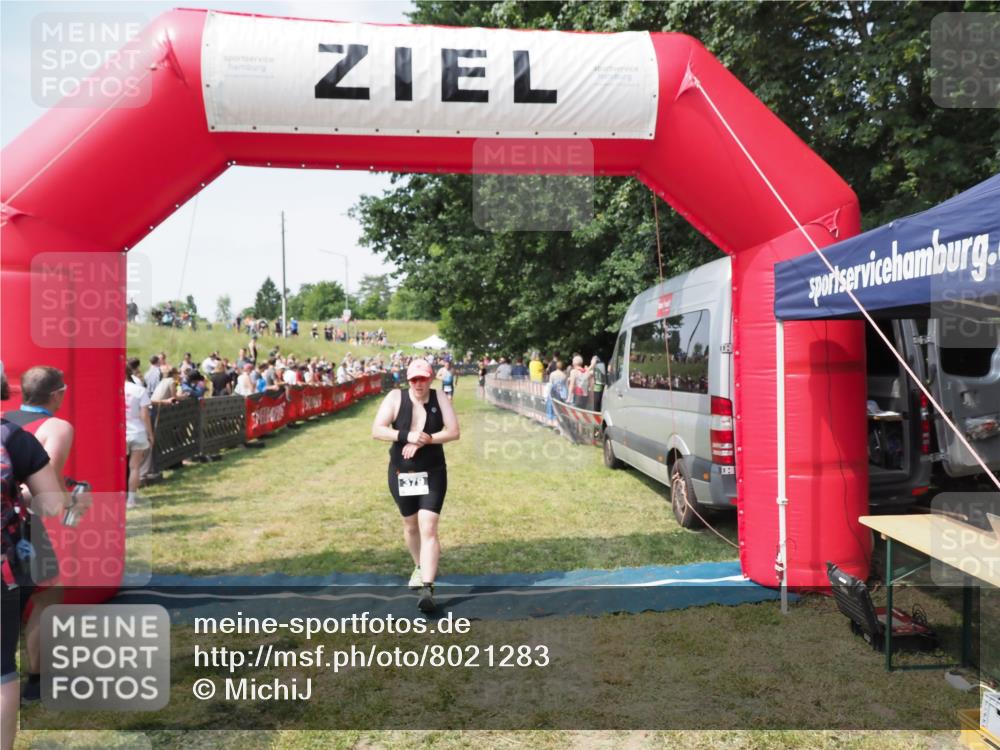 21.06.2025 - 27. Vierlanden-Triathlon MichiJ http://msf.ph/oto/8021283 15.06.2026 11:36:38 Ziel 379 meine-sportfotos.de