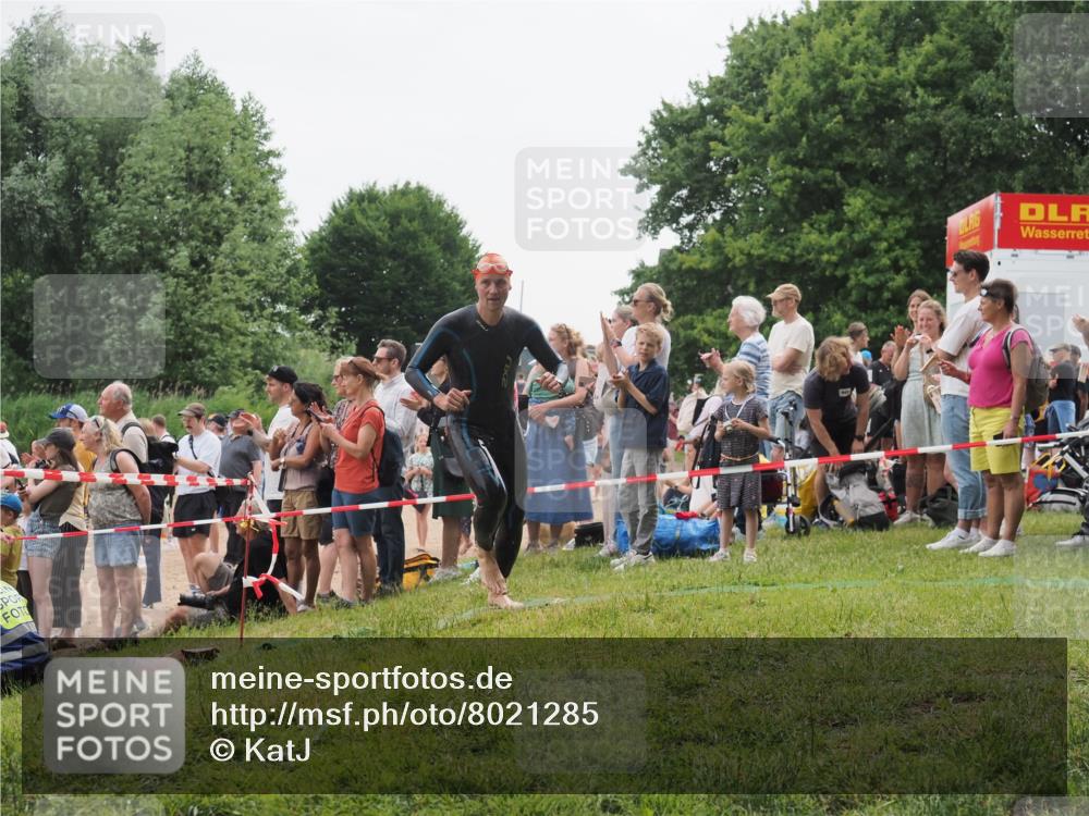 15.06.2025 - 27. Vierlanden-Triathlon KatJ http://msf.ph/oto/8021285 15.06.2025 10:52:15 Schwimmen 652, 693 meine-sportfotos.de
