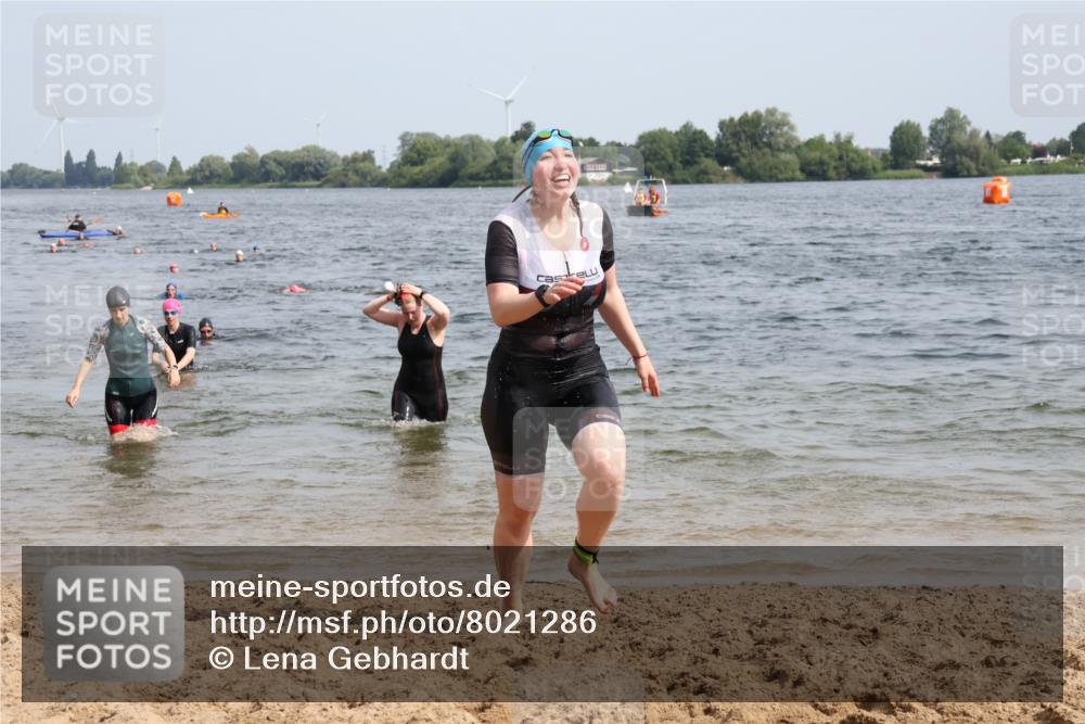 15.06.2025 - 27. Vierlanden-Triathlon Lena Gebhardt http://msf.ph/oto/8021286 15.06.2025 10:18:24 Schwimmen 495, 533, 535, 568, 586, 621, 628 meine-sportfotos.de
