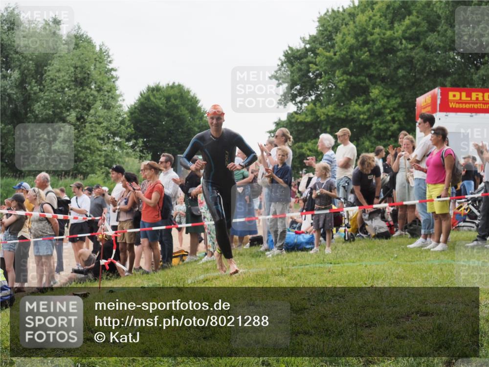 15.06.2025 - 27. Vierlanden-Triathlon KatJ http://msf.ph/oto/8021288 15.06.2025 10:52:15 Schwimmen 652, 693 meine-sportfotos.de