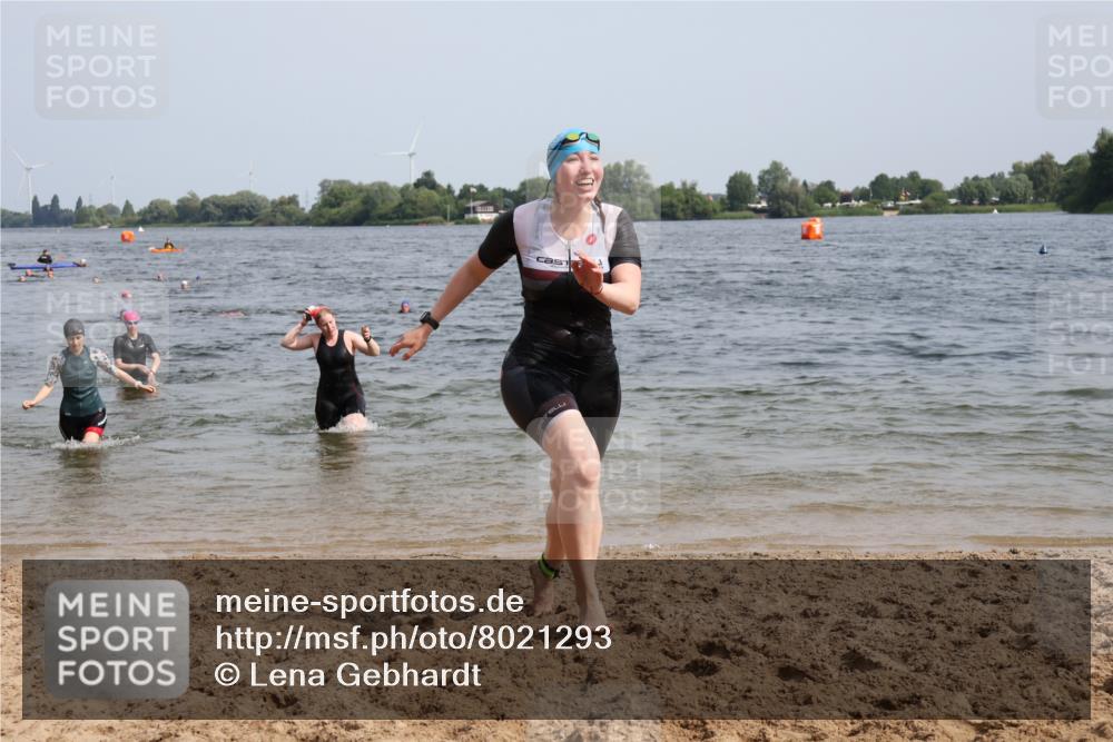 15.06.2025 - 27. Vierlanden-Triathlon Lena Gebhardt http://msf.ph/oto/8021293 15.06.2025 10:18:25 Schwimmen 495, 533, 535, 568, 586, 621, 628 meine-sportfotos.de