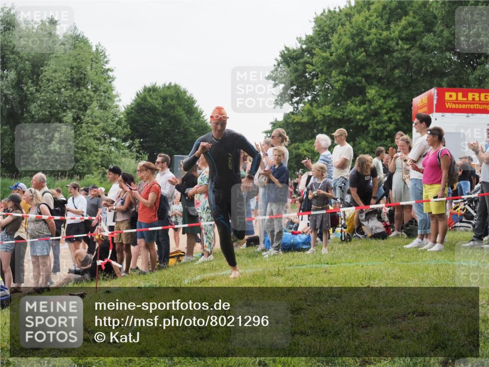 15.06.2025 - 27. Vierlanden-Triathlon KatJ http://msf.ph/oto/8021296 15.06.2025 10:52:15 Schwimmen 652, 693 meine-sportfotos.de