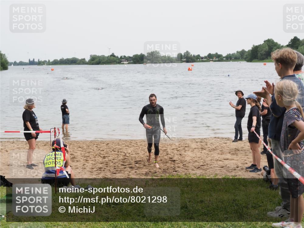 21.06.2025 - 27. Vierlanden-Triathlon MichiJ http://msf.ph/oto/8021298 15.06.2026 10:51:06 Schwimmen 775 meine-sportfotos.de