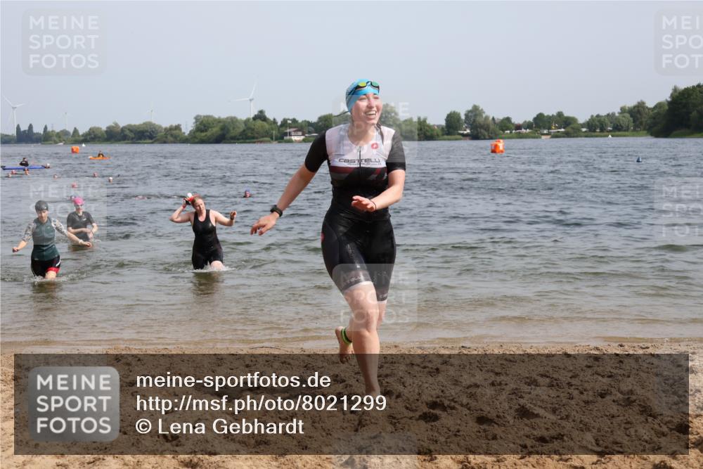 15.06.2025 - 27. Vierlanden-Triathlon Lena Gebhardt http://msf.ph/oto/8021299 15.06.2025 10:18:25 Schwimmen 495, 533, 535, 568, 586, 621, 628 meine-sportfotos.de