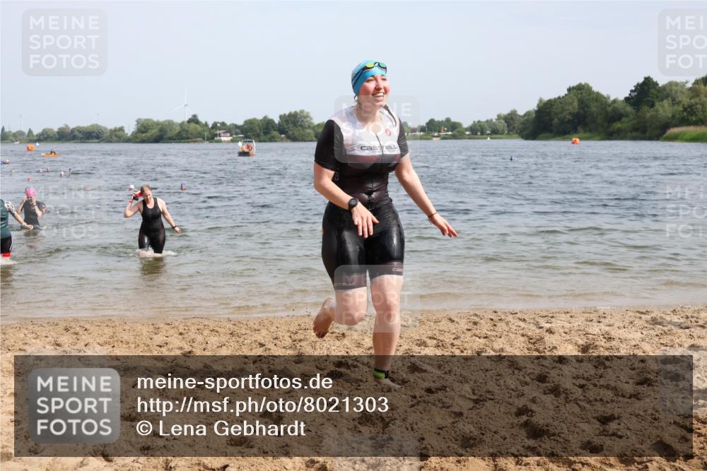 15.06.2025 - 27. Vierlanden-Triathlon Lena Gebhardt http://msf.ph/oto/8021303 15.06.2025 10:18:25 Schwimmen 495, 533, 535, 568, 586, 621, 628 meine-sportfotos.de