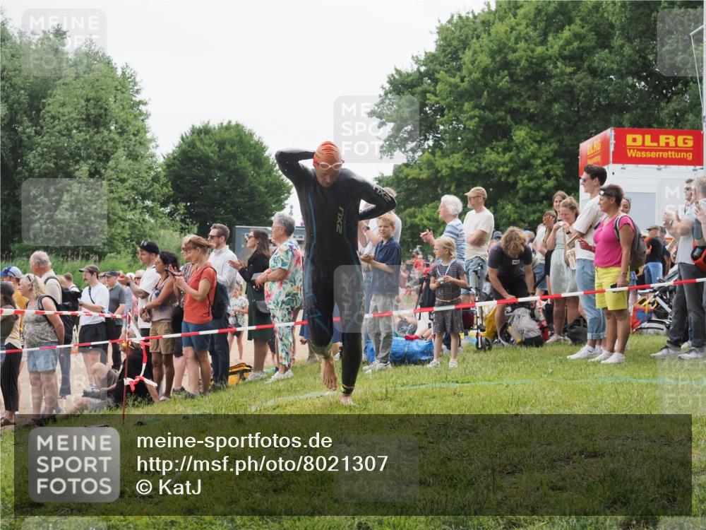 15.06.2025 - 27. Vierlanden-Triathlon KatJ http://msf.ph/oto/8021307 15.06.2025 10:52:15 Schwimmen 652, 693 meine-sportfotos.de
