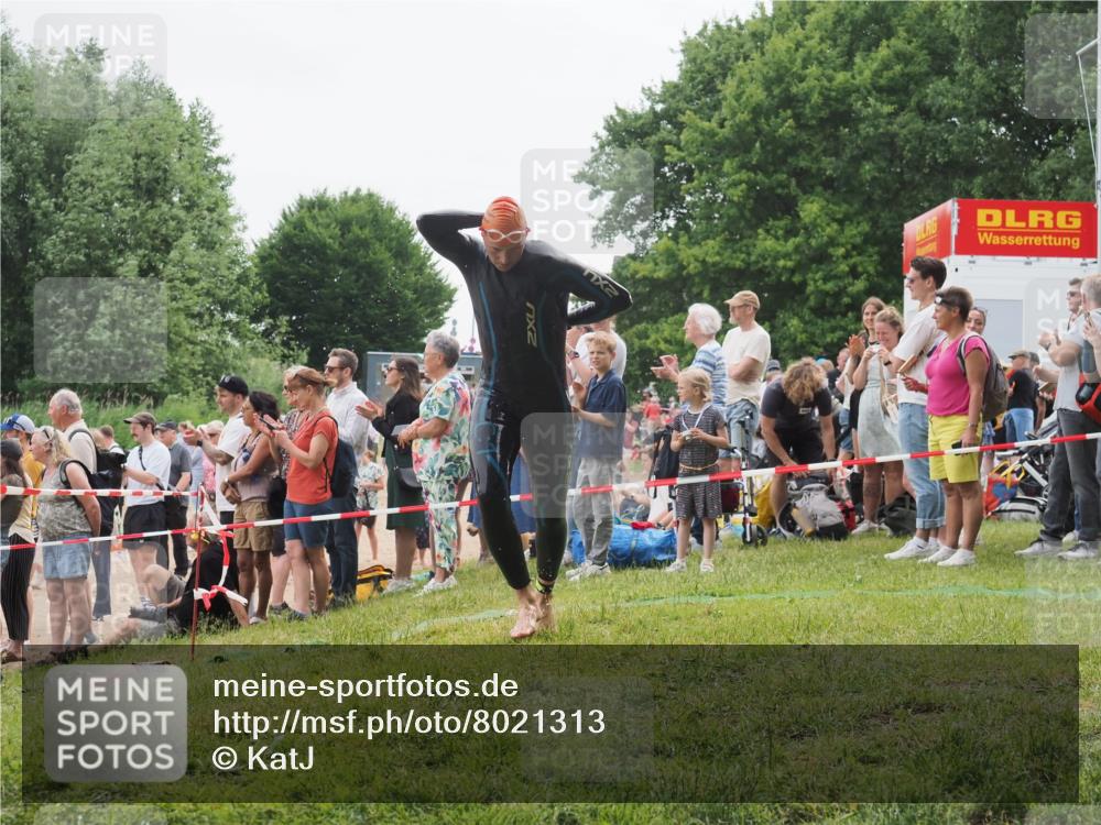 15.06.2025 - 27. Vierlanden-Triathlon KatJ http://msf.ph/oto/8021313 15.06.2025 10:52:15 Schwimmen 652, 693 meine-sportfotos.de