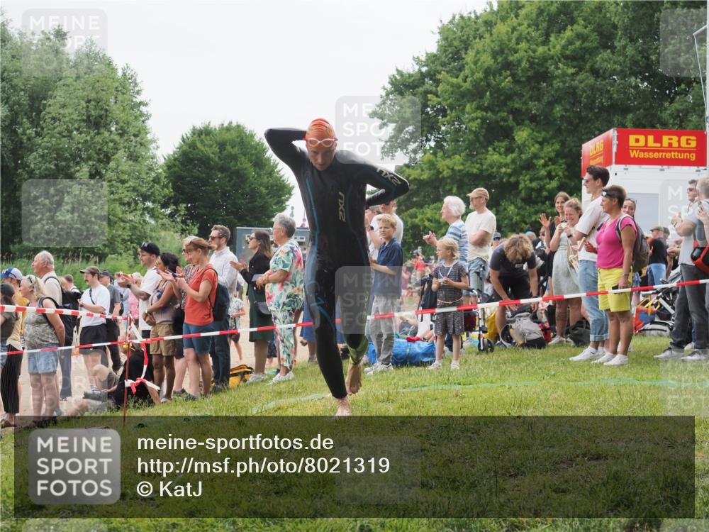 15.06.2025 - 27. Vierlanden-Triathlon KatJ http://msf.ph/oto/8021319 15.06.2025 10:52:16 Schwimmen 652, 693 meine-sportfotos.de