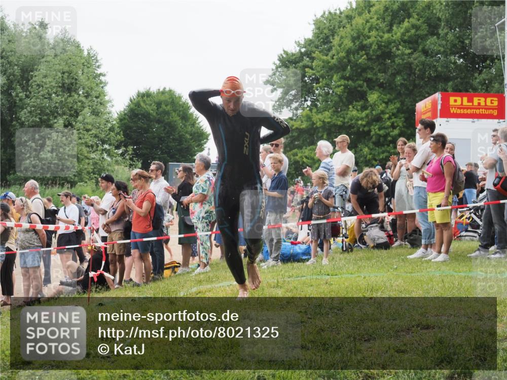 15.06.2025 - 27. Vierlanden-Triathlon KatJ http://msf.ph/oto/8021325 15.06.2025 10:52:16 Schwimmen 652, 693 meine-sportfotos.de