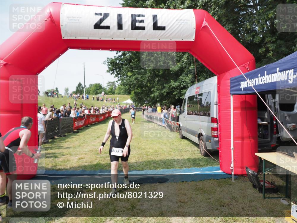 21.06.2025 - 27. Vierlanden-Triathlon MichiJ http://msf.ph/oto/8021329 15.06.2026 11:36:39 Ziel 379 meine-sportfotos.de