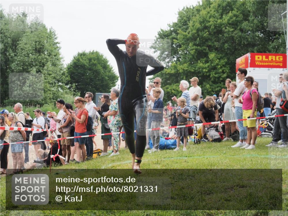 15.06.2025 - 27. Vierlanden-Triathlon KatJ http://msf.ph/oto/8021331 15.06.2025 10:52:16 Schwimmen 652, 693 meine-sportfotos.de