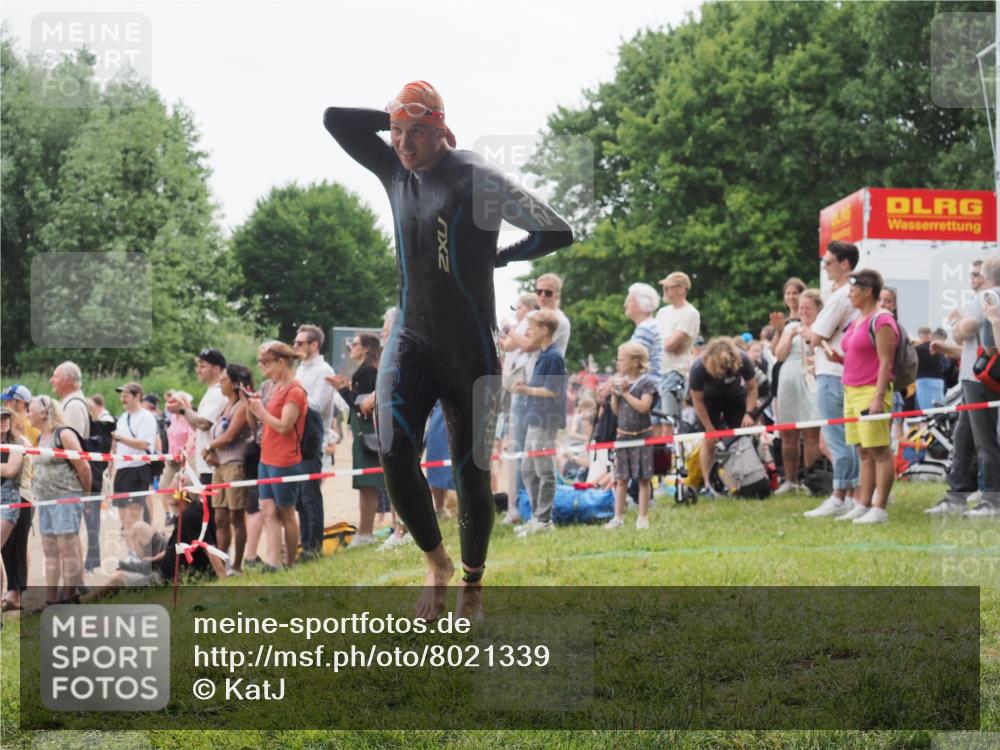 15.06.2025 - 27. Vierlanden-Triathlon KatJ http://msf.ph/oto/8021339 15.06.2025 10:52:16 Schwimmen 652, 693 meine-sportfotos.de