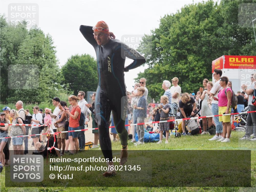 15.06.2025 - 27. Vierlanden-Triathlon KatJ http://msf.ph/oto/8021345 15.06.2025 10:52:16 Schwimmen 652, 693 meine-sportfotos.de
