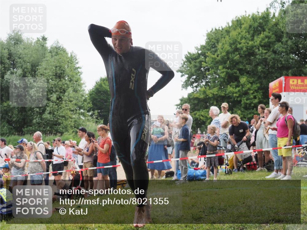 15.06.2025 - 27. Vierlanden-Triathlon KatJ http://msf.ph/oto/8021355 15.06.2025 10:52:16 Schwimmen 652, 693 meine-sportfotos.de