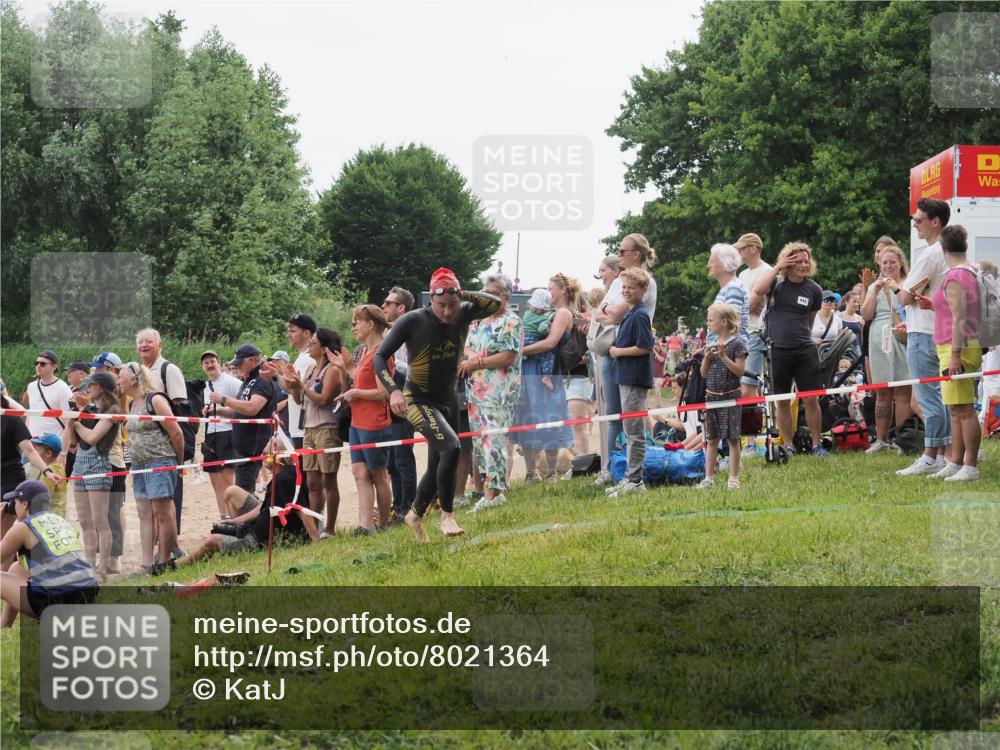 15.06.2025 - 27. Vierlanden-Triathlon KatJ http://msf.ph/oto/8021364 15.06.2025 10:52:20 Schwimmen 652, 693, 759 meine-sportfotos.de