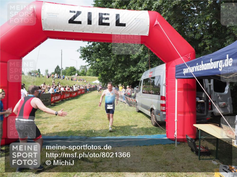 21.06.2025 - 27. Vierlanden-Triathlon MichiJ http://msf.ph/oto/8021366 15.06.2026 11:36:45 Ziel 447 meine-sportfotos.de
