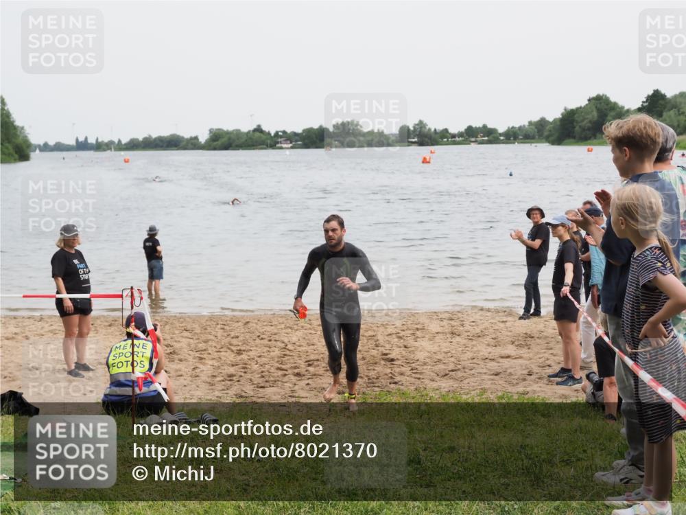 21.06.2025 - 27. Vierlanden-Triathlon MichiJ http://msf.ph/oto/8021370 15.06.2026 10:51:07 Schwimmen 775 meine-sportfotos.de