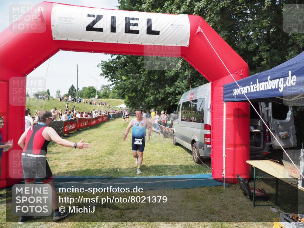 21.06.2025 - 27. Vierlanden-Triathlon MichiJ http://msf.ph/oto/8021379 15.06.2026 11:36:45 Ziel 447 meine-sportfotos.de