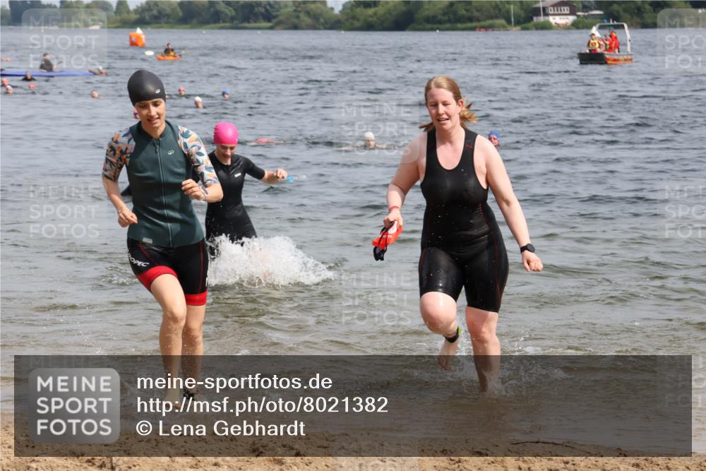 15.06.2025 - 27. Vierlanden-Triathlon Lena Gebhardt http://msf.ph/oto/8021382 15.06.2025 10:18:29 Schwimmen 495, 533, 535, 621, 628 meine-sportfotos.de