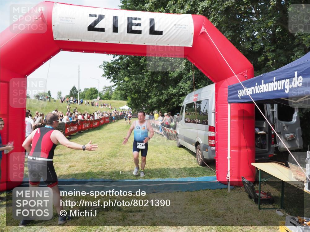 21.06.2025 - 27. Vierlanden-Triathlon MichiJ http://msf.ph/oto/8021390 15.06.2026 11:36:45 Ziel 447 meine-sportfotos.de