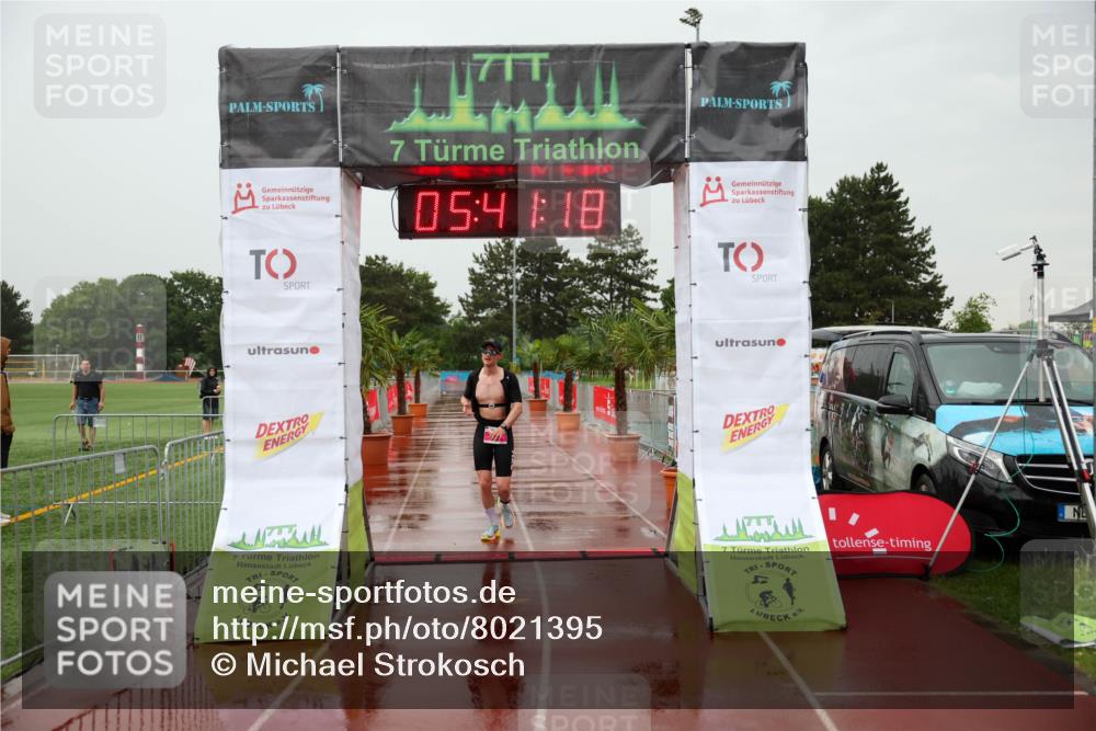 15.06.2025 - 7 Türme Triathlon Michael Strokosch http://msf.ph/oto/8021395 15.06.2025 15:41:17 Ziel 303 meine-sportfotos.de