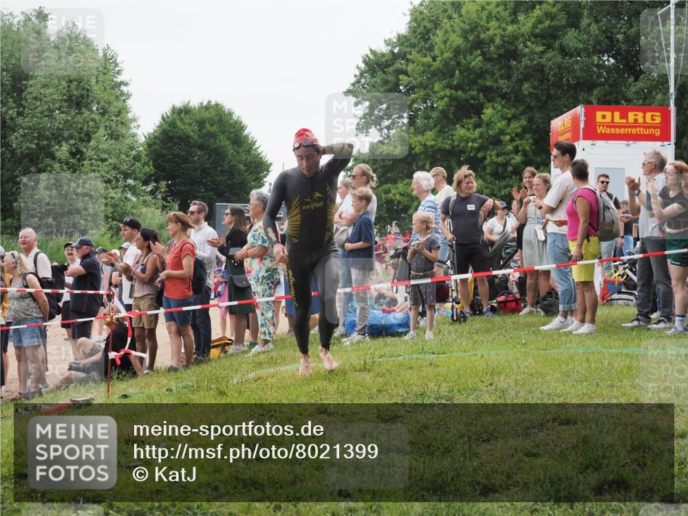 15.06.2025 - 27. Vierlanden-Triathlon KatJ http://msf.ph/oto/8021399 15.06.2025 10:52:21 Schwimmen 652, 693, 759 meine-sportfotos.de