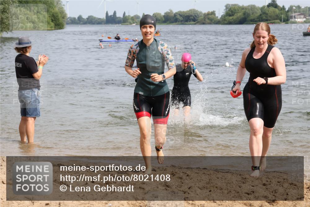 15.06.2025 - 27. Vierlanden-Triathlon Lena Gebhardt http://msf.ph/oto/8021408 15.06.2025 10:18:29 Schwimmen 495, 533, 535, 621, 628 meine-sportfotos.de