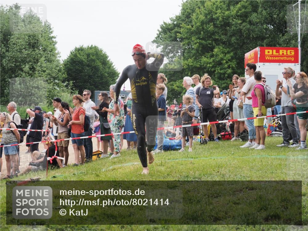 15.06.2025 - 27. Vierlanden-Triathlon KatJ http://msf.ph/oto/8021414 15.06.2025 10:52:22 Schwimmen 652, 693, 759 meine-sportfotos.de