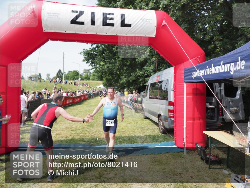 21.06.2025 - 27. Vierlanden-Triathlon MichiJ http://msf.ph/oto/8021416 15.06.2026 11:36:46 Ziel 447 meine-sportfotos.de
