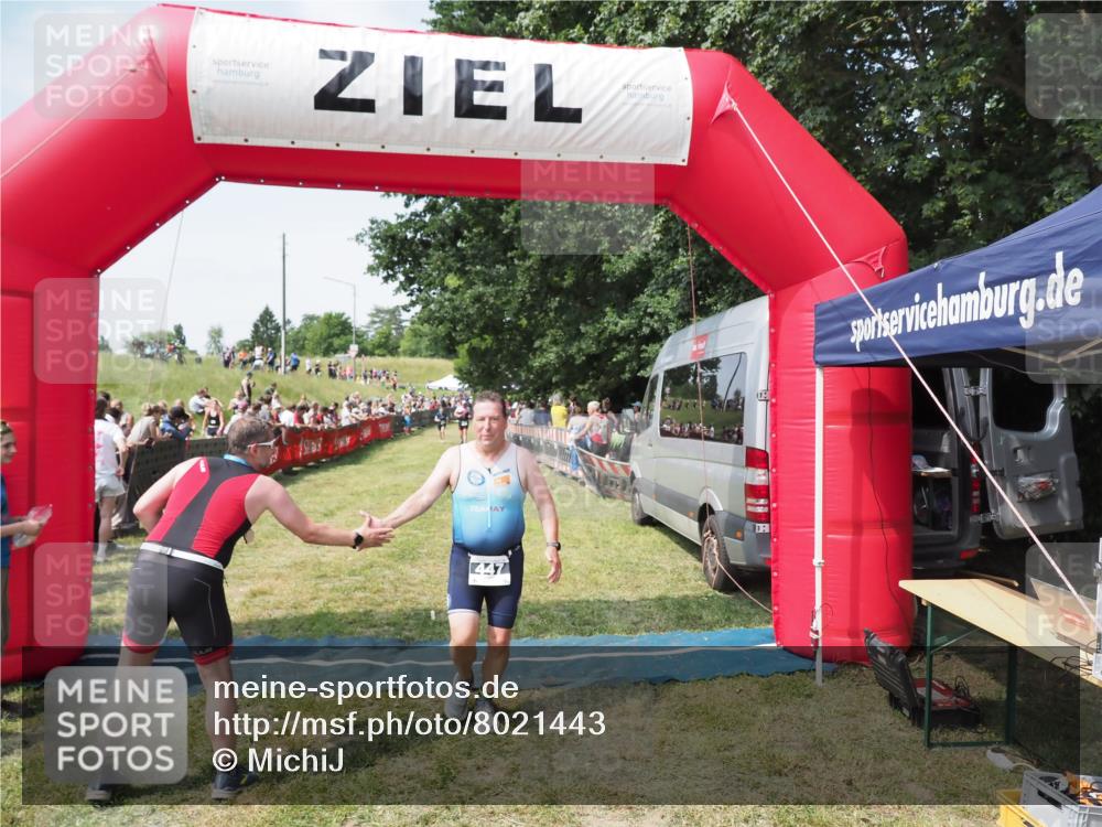 21.06.2025 - 27. Vierlanden-Triathlon MichiJ http://msf.ph/oto/8021443 15.06.2026 11:36:46 Ziel 447 meine-sportfotos.de