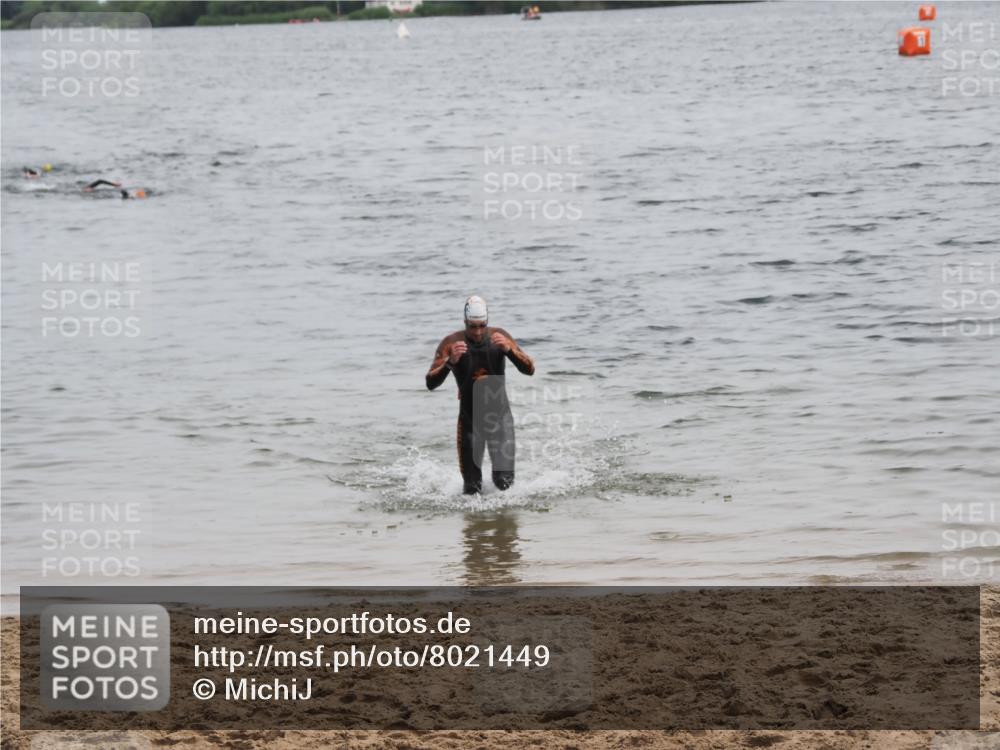 21.06.2025 - 27. Vierlanden-Triathlon MichiJ http://msf.ph/oto/8021449 15.06.2026 10:51:34 Schwimmen 676 meine-sportfotos.de