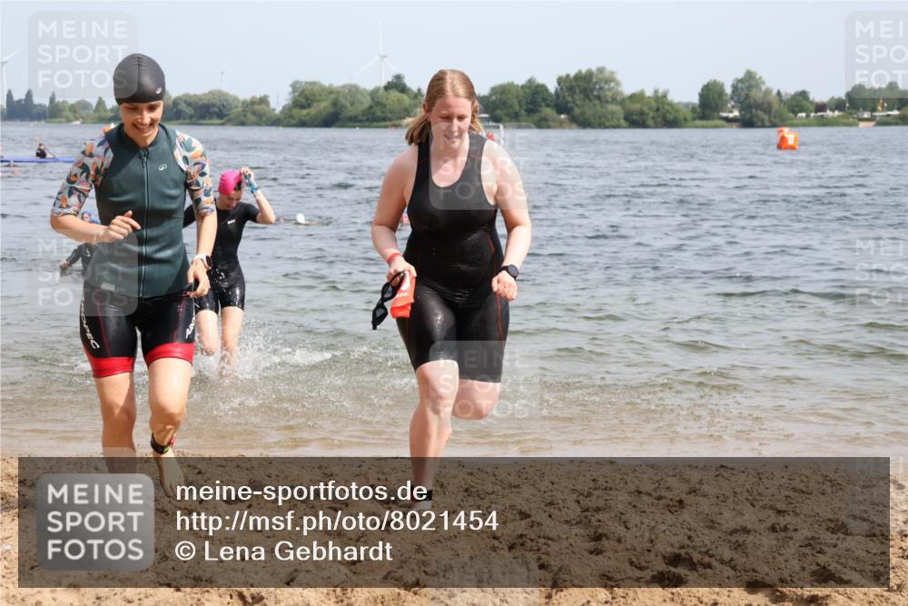 15.06.2025 - 27. Vierlanden-Triathlon Lena Gebhardt http://msf.ph/oto/8021454 15.06.2025 10:18:30 Schwimmen 495, 533, 535, 621, 628 meine-sportfotos.de