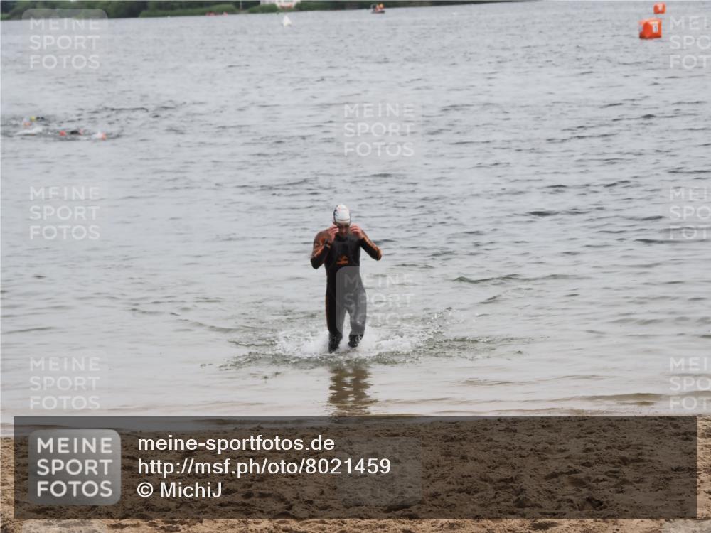 21.06.2025 - 27. Vierlanden-Triathlon MichiJ http://msf.ph/oto/8021459 15.06.2026 10:51:34 Schwimmen 676 meine-sportfotos.de