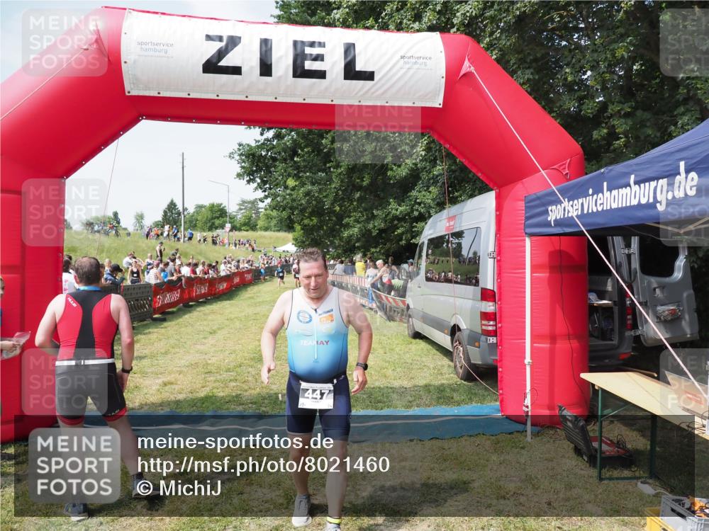21.06.2025 - 27. Vierlanden-Triathlon MichiJ http://msf.ph/oto/8021460 15.06.2026 11:36:47 Ziel 447 meine-sportfotos.de
