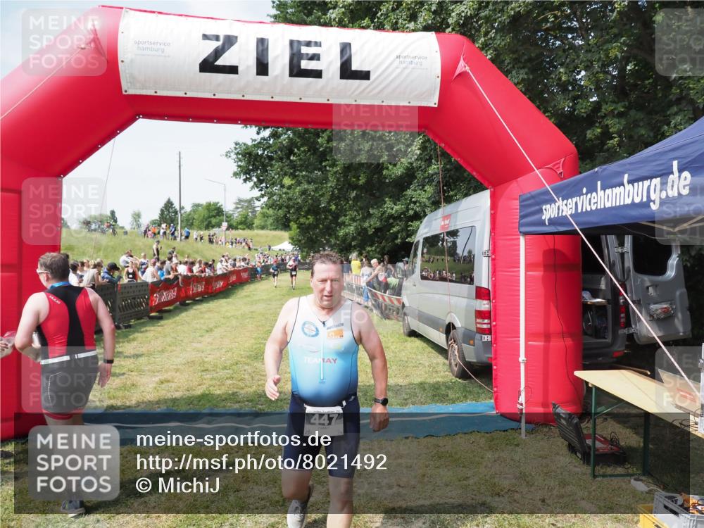 21.06.2025 - 27. Vierlanden-Triathlon MichiJ http://msf.ph/oto/8021492 15.06.2026 11:36:47 Ziel 447 meine-sportfotos.de
