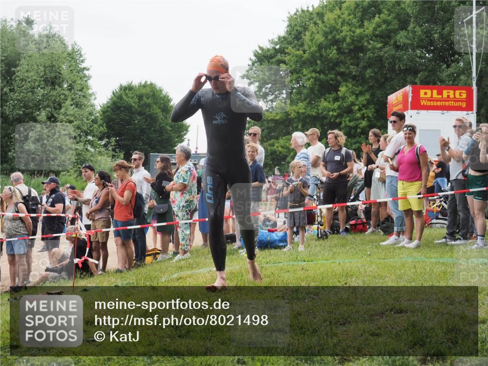 15.06.2025 - 27. Vierlanden-Triathlon KatJ http://msf.ph/oto/8021498 15.06.2025 10:52:25 Schwimmen 652, 682, 759 meine-sportfotos.de