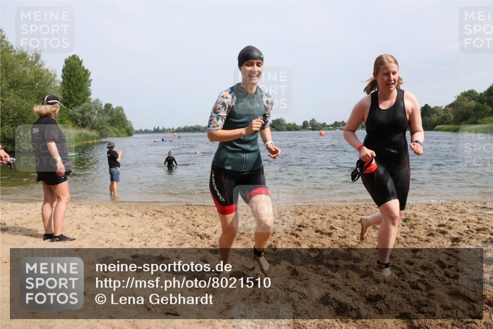 15.06.2025 - 27. Vierlanden-Triathlon Lena Gebhardt http://msf.ph/oto/8021510 15.06.2025 10:18:32 Schwimmen 495, 533, 535, 621, 628 meine-sportfotos.de