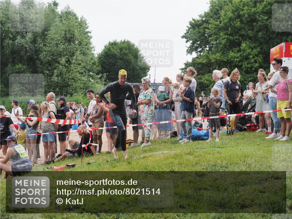 15.06.2025 - 27. Vierlanden-Triathlon KatJ http://msf.ph/oto/8021514 15.06.2025 10:52:31 Schwimmen 682, 759 meine-sportfotos.de