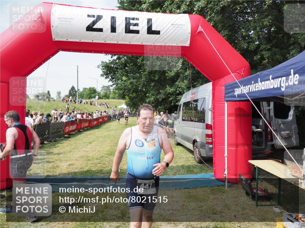 21.06.2025 - 27. Vierlanden-Triathlon MichiJ http://msf.ph/oto/8021515 15.06.2026 11:36:47 Ziel 447 meine-sportfotos.de