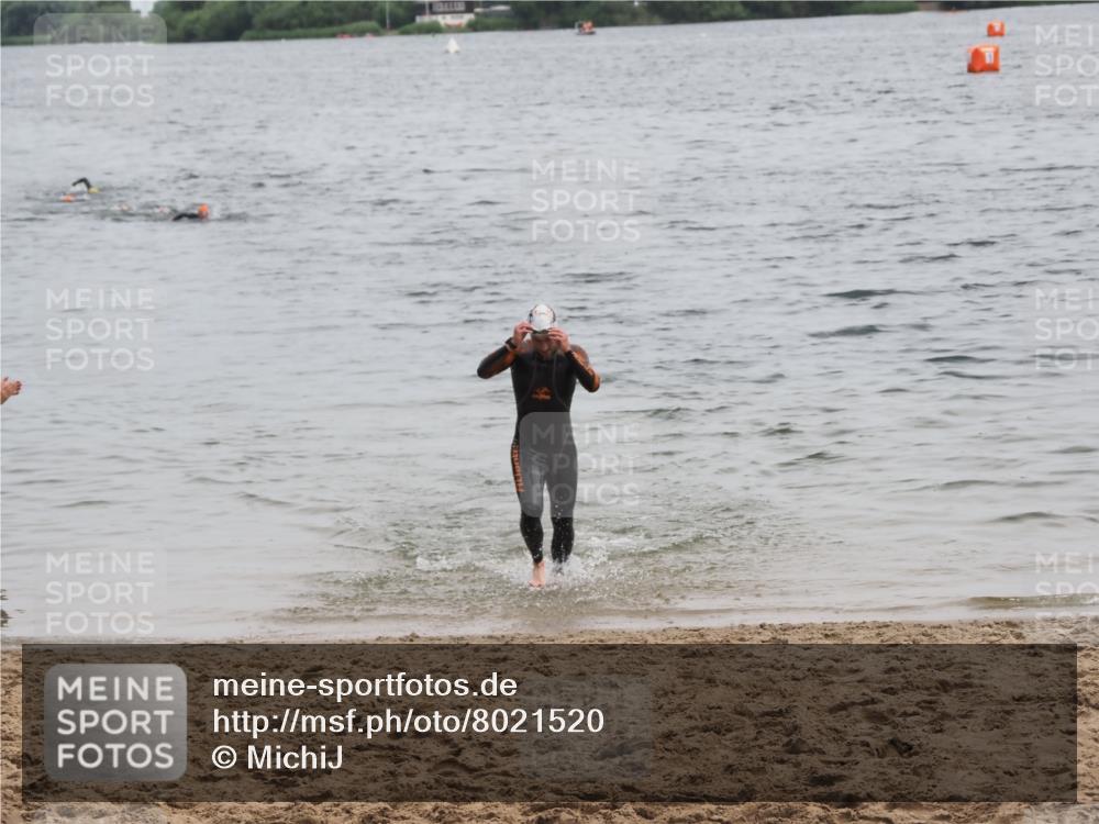 21.06.2025 - 27. Vierlanden-Triathlon MichiJ http://msf.ph/oto/8021520 15.06.2026 10:51:35 Schwimmen 676 meine-sportfotos.de
