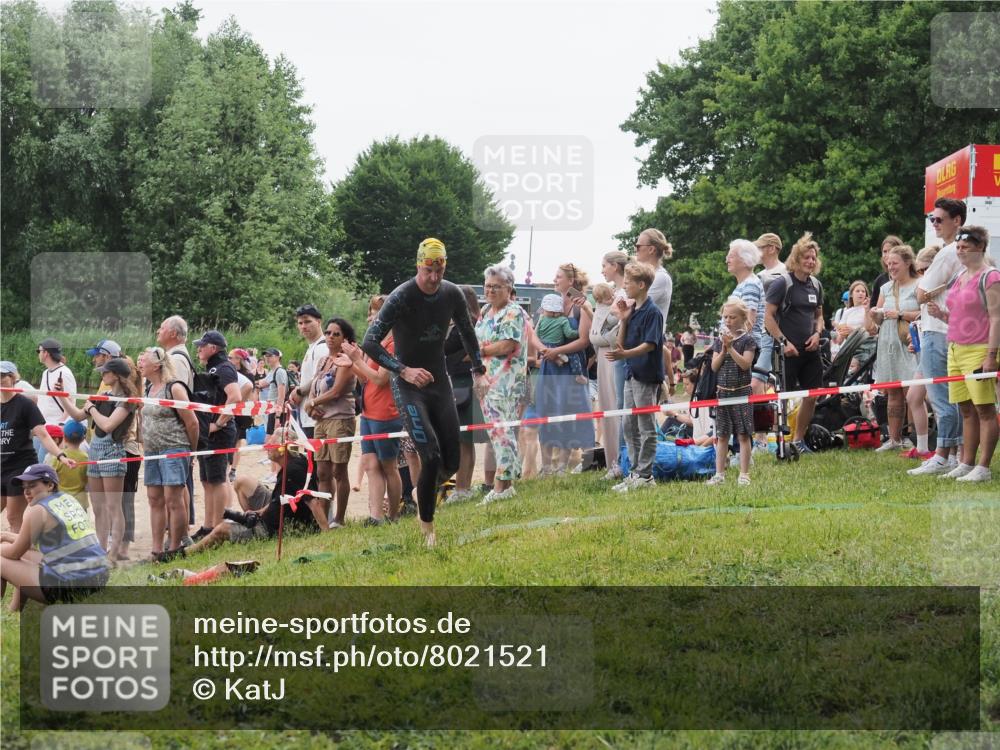 15.06.2025 - 27. Vierlanden-Triathlon KatJ http://msf.ph/oto/8021521 15.06.2025 10:52:31 Schwimmen 682, 759 meine-sportfotos.de