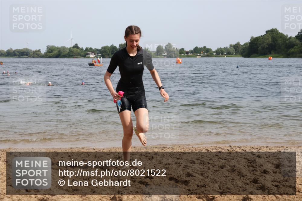 15.06.2025 - 27. Vierlanden-Triathlon Lena Gebhardt http://msf.ph/oto/8021522 15.06.2025 10:18:33 Schwimmen 495, 533, 535, 536, 621, 628 meine-sportfotos.de