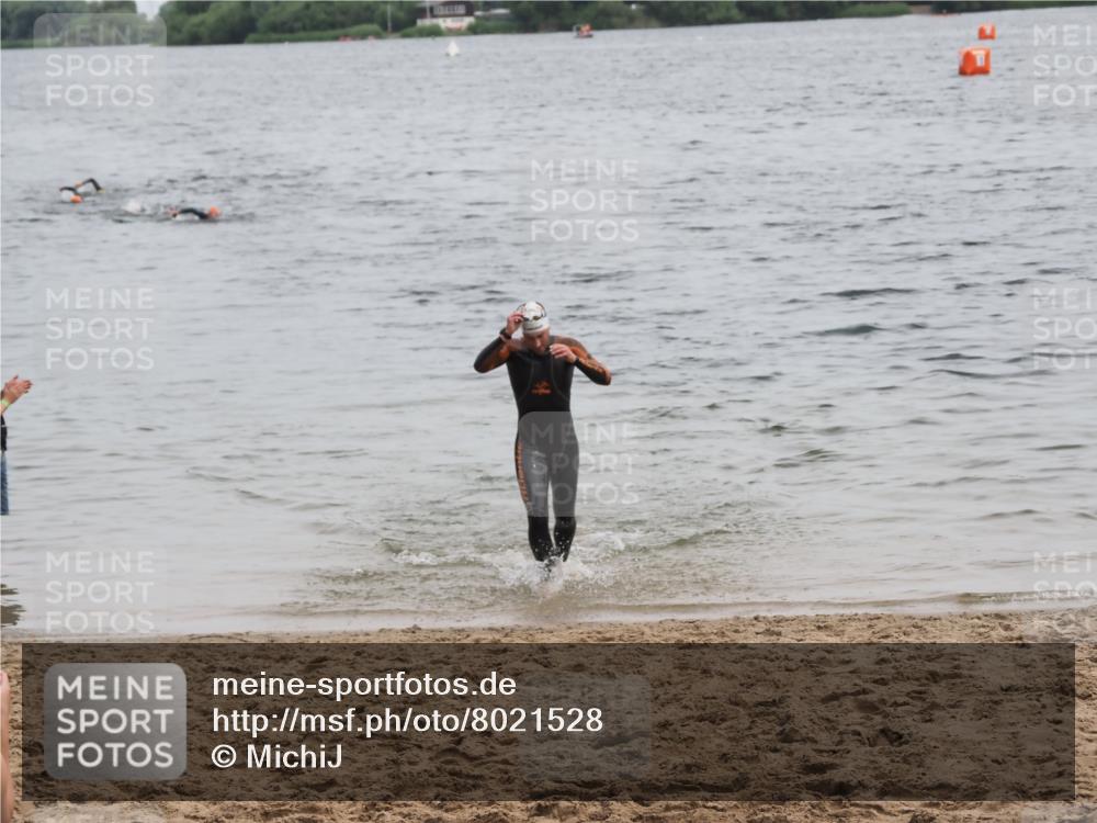 21.06.2025 - 27. Vierlanden-Triathlon MichiJ http://msf.ph/oto/8021528 15.06.2026 10:51:35 Schwimmen 676 meine-sportfotos.de