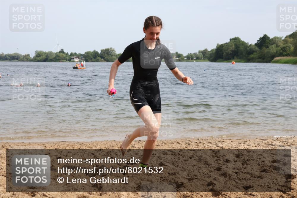 15.06.2025 - 27. Vierlanden-Triathlon Lena Gebhardt http://msf.ph/oto/8021532 15.06.2025 10:18:33 Schwimmen 495, 533, 535, 536, 621, 628 meine-sportfotos.de