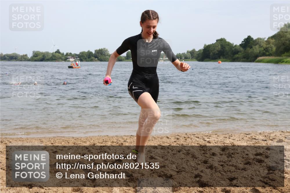 15.06.2025 - 27. Vierlanden-Triathlon Lena Gebhardt http://msf.ph/oto/8021535 15.06.2025 10:18:33 Schwimmen 495, 533, 535, 536, 621, 628 meine-sportfotos.de