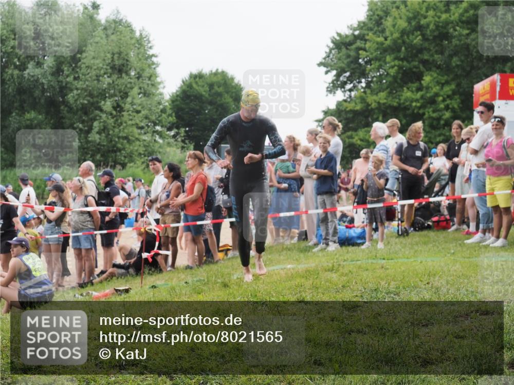 15.06.2025 - 27. Vierlanden-Triathlon KatJ http://msf.ph/oto/8021565 15.06.2025 10:52:32 Schwimmen 682, 759 meine-sportfotos.de