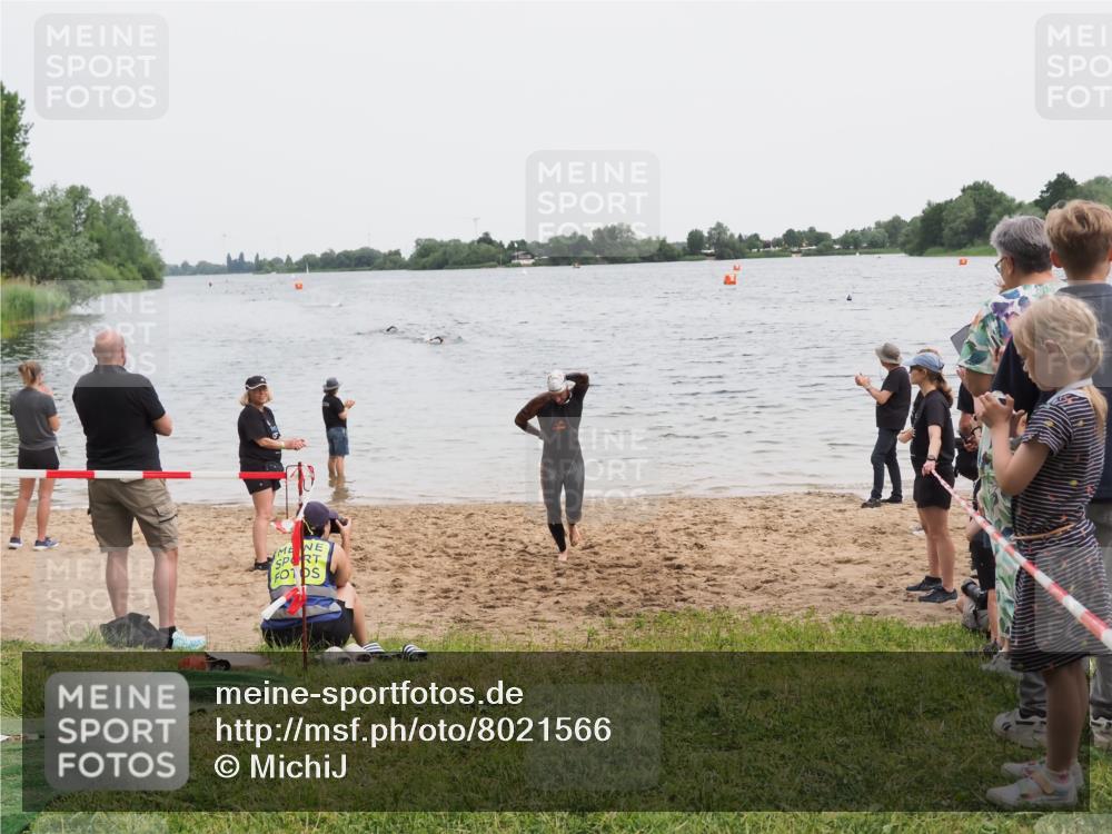 21.06.2025 - 27. Vierlanden-Triathlon MichiJ http://msf.ph/oto/8021566 15.06.2026 10:51:39 Schwimmen 676 meine-sportfotos.de